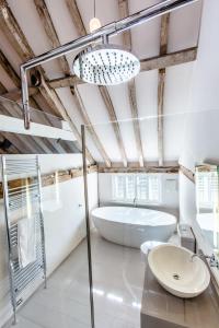 Tuddenham Mill Luxury Hotel tesisinde bir banyo