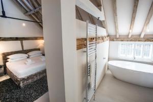 Tuddenham Mill Luxury Hotel客房内的一张或多张床位