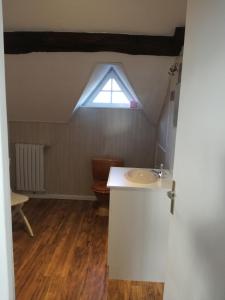 a bathroom with a sink and a window at Anim'O Perch' & Gîtes (AOPEG) in Mézières-au-Perche