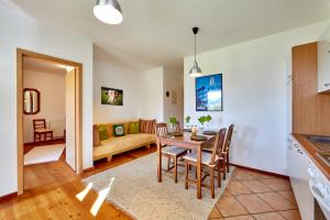 eine Küche und ein Wohnzimmer mit einem Tisch und Stühlen in der Unterkunft Ferienwohnung Haus Leonard in Ehrwald