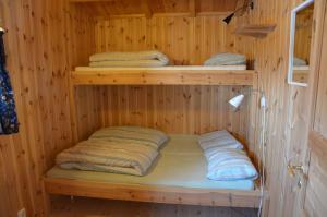 uma sauna com duas camas numa parede de madeira em Northern gate Besseggen - Cottage no 17 in Besseggen Fjellpark Maurvangen em Maurvangen