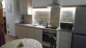 Kuchyň nebo kuchyňský kout v ubytování Kisfaludy Sándor Apartman