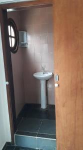 a bathroom with a sink and a white sink at Apartamento para 10 pessoas próximo a Basílica in Aparecida