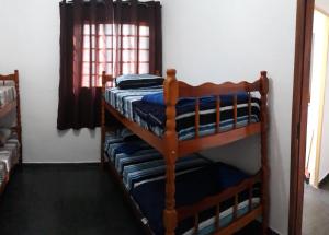 two bunk beds in a room with a window at Apartamento para 10 pessoas próximo a Basílica in Aparecida