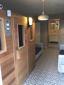ein Zimmer mit Badezimmer und Waschbecken in der Unterkunft Hollandia City Distillery in Hasselt