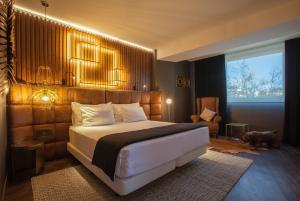 een slaapkamer met een bed en een hond in een kamer bij Hotel Tres Reyes Pamplona in Pamplona