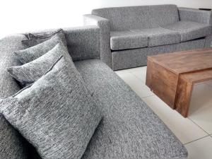 a living room with a couch and a coffee table at Apartamentos 44 in La Plata