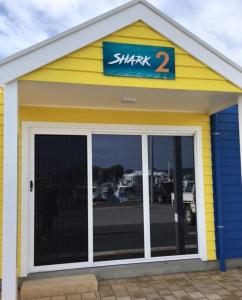 un edificio amarillo y azul con un cartel en él en Port Lincoln Shark Apartment 2, en Port Lincoln