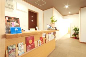 een lobby van een winkel met een receptie bij Simple Sleep 個室カプセル in Hitoyoshi
