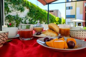 a table with a plate of food and two glasses of juice at Casa Baraquel in Arequipa