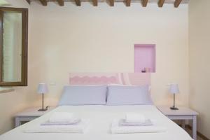 Ένα ή περισσότερα κρεβάτια σε δωμάτιο στο Borgo Sorbatti