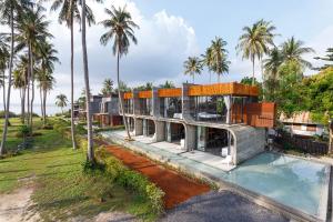 een luchtzicht op een huis met een zwembad bij Coconutnoom Ko Phangan in Thongsala