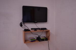 Televízia a/alebo spoločenská miestnosť v ubytovaní Apartmány Nad řekou