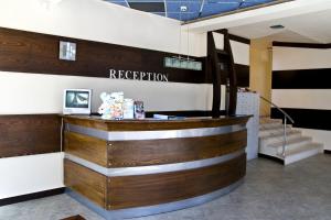 Un vestíbulo con mostrador de recepción en un edificio. en Favorit Aparthotel, en Sunny Beach 100 fotos más