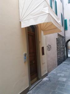 eine Tür zu einem Gebäude mit einer Markise darauf in der Unterkunft Hs4U The Romantic Luxury apartment in Prato