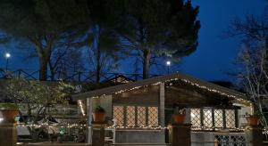 una casa decorata con luci di Natale di notte di Chalet Gea a Milo