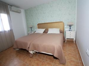 Ένα ή περισσότερα κρεβάτια σε δωμάτιο στο Hostal Mesón La Era