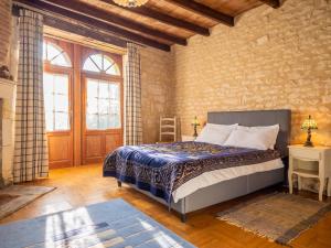 Un dormitorio con una cama y una ventana grande. en Chateau de Gurat, en Gurat