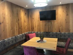 Televízia a/alebo spoločenská miestnosť v ubytovaní Hotel Garni Central - Zimmer - Studios - Apartments