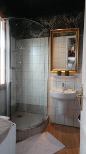 y baño con ducha y lavamanos. en Apartment Leopold mit Balkon, en Coburg
