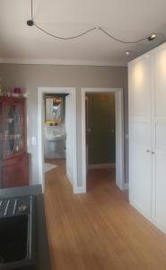 una sala de estar con armarios blancos y suelo de madera. en Apartment Leopold mit Balkon en Coburg