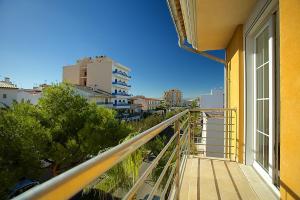 - Balcón de un edificio con vistas a la ciudad en Apartment Minimal, en Can Picafort