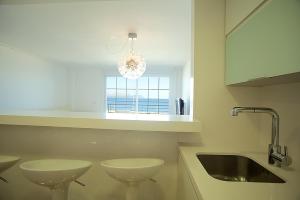 una cocina con 2 lavabos blancos y una ventana en Apartment Minimal, en Can Picafort 24 fotos más