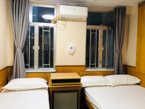 Postel nebo postele na pokoji v ubytování Good Fortune Inn