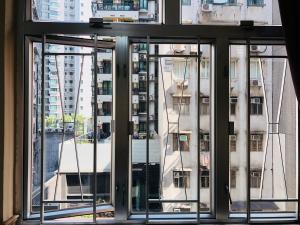 een uitzicht vanuit het raam van een gebouw bij Good Fortune Inn in Hong Kong