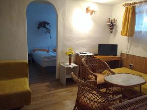 1 dormitorio y sala de estar con mesa y sillas. en Ubytovanie v súkromí en Liptovský Ján