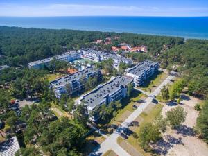 an overhead view of a building near the ocean at Apartament Nautica Pogorzelica in Pogorzelica