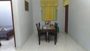 a dining room table and chairs in a room at Wisma Sayura Syariah in Cinangka