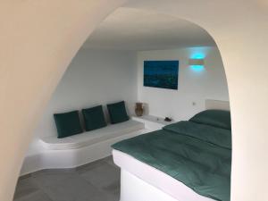 Un pat sau paturi într-o cameră la Luxus Tholos Bay