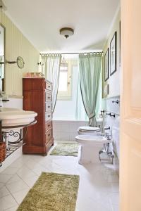 Kylpyhuone majoituspaikassa Suite Klimt P.zza Amedeo