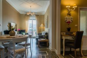 - une salle à manger et un salon avec une table à manger dans l'établissement Casa Vittoria, à Rapallo