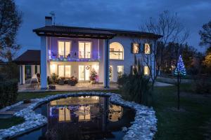 ミラーノにあるPool & Garden Villa Leliaの池のある家