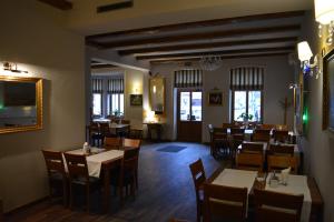 a dining room with tables and chairs in a restaurant at Apartament Stara Kamienica in Kętrzyn