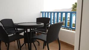 una mesa y sillas en un balcón con vistas en Appartement Kabila Vista family, en Sania Torres
