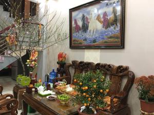 
a living room filled with furniture and flowers at Homestay A1 in Diện Biên Phủ
