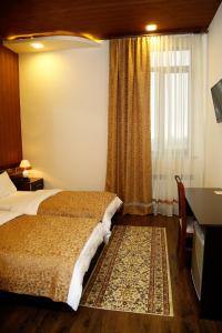 Postel nebo postele na pokoji v ubytování Tomu's Hotel