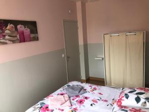 a small bedroom with a bed and a mirror at Le petit Bailleux in Braine