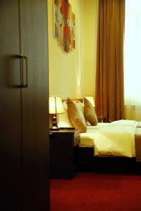 Postel nebo postele na pokoji v ubytování Tomu's Hotel
