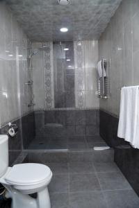 Koupelna v ubytování Tomu's Hotel