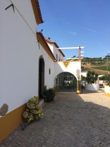 un cortile di una casa con arco di Quinta Ribeira do Labrador - Lisbon West Wine Route ad Alenquer