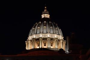 ローマにあるSan Pietro Moonlight Luxury Apartmentの夜間灯が灯る建物のドーム