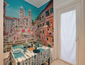ローマにあるSan Pietro Moonlight Luxury Apartmentの壁画のテーブル