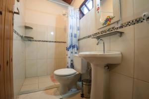 een badkamer met een toilet en een wastafel bij Pousada Casa de Nomades in Vale do Capao