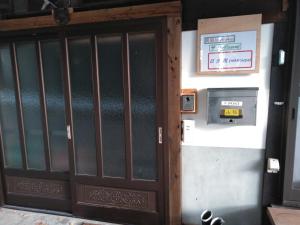 Minpaku Sarai Nikkoya في Okkia: باب لمحطة وقود فيها عداد الدفع