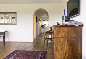 a living room with a kitchen and a dining room at seeglueck SONNENSCHEIN uni nahes und See nahes Apartment mit großem Südbalkon und Tiefgaragenstellplatz in Konstanz
