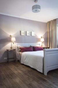 een slaapkamer met een wit bed met rode kussens bij Seesterne Comfort in Konstanz